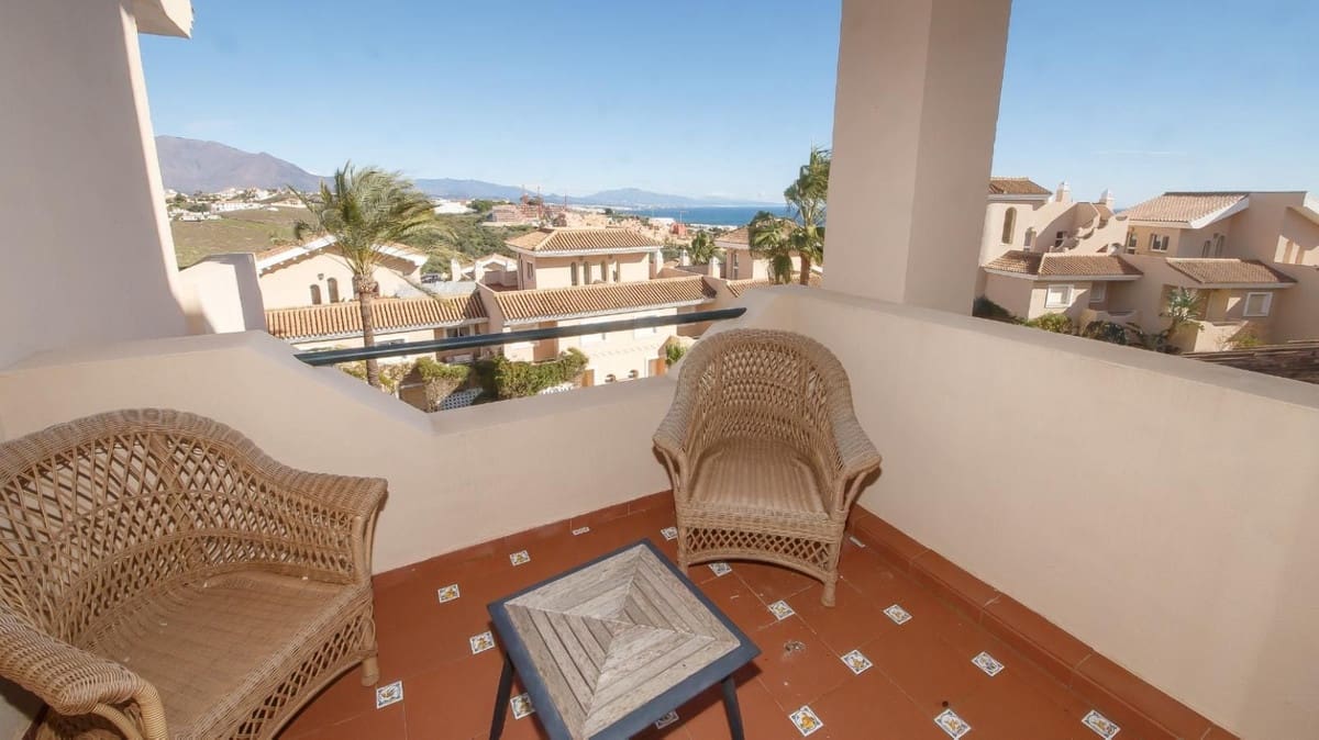 4 bedroom Semi-detached Villa for sale in La Duquesa / Puerto de la Duquesa with pool garage - € 595,000 (Ref: 9536302)