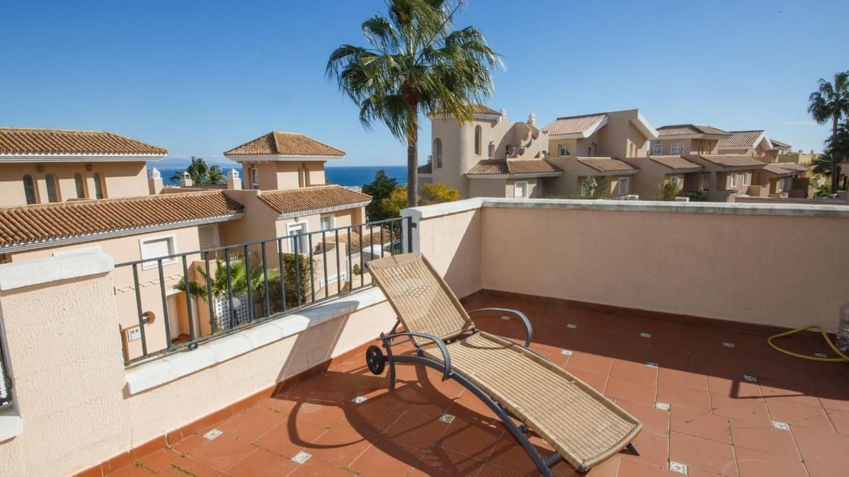 4 bedroom Semi-detached Villa for sale in La Duquesa / Puerto de la Duquesa with pool garage - € 595,000 (Ref: 9536302)