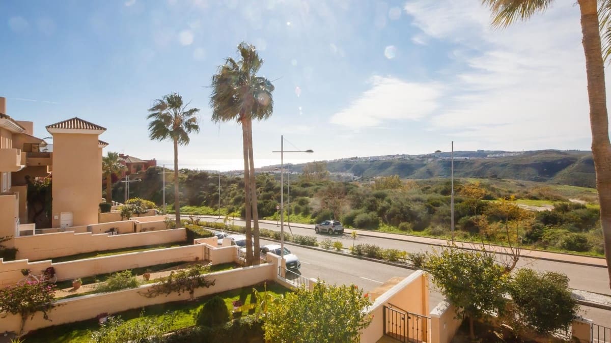 4 bedroom Semi-detached Villa for sale in La Duquesa / Puerto de la Duquesa with pool garage - € 595,000 (Ref: 9536302)