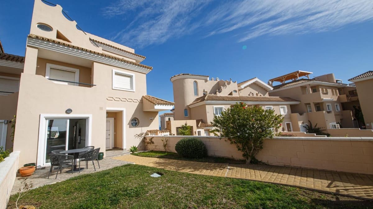 4 bedroom Semi-detached Villa for sale in La Duquesa / Puerto de la Duquesa with pool garage - € 595,000 (Ref: 9536302)