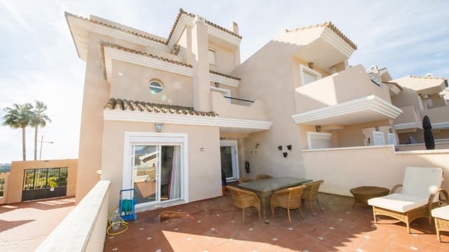 Pareado de 4 habitaciones en La Duquesa / Puerto de la Duquesa, Manilva en venta con piscina garaje - 575.000 € (Ref: 9536302)