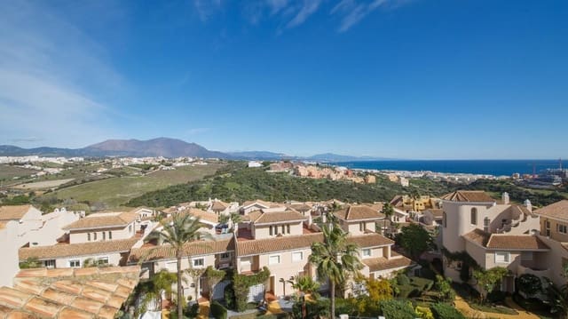 Pareado de 4 habitaciones en La Duquesa / Puerto de la Duquesa, Manilva en venta con piscina garaje - 575.000 € (Ref: 9536302)