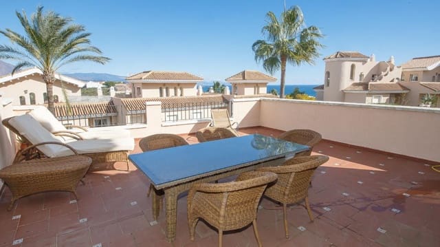 Pareado de 4 habitaciones en La Duquesa / Puerto de la Duquesa, Manilva en venta con piscina garaje - 575.000 € (Ref: 9536302)