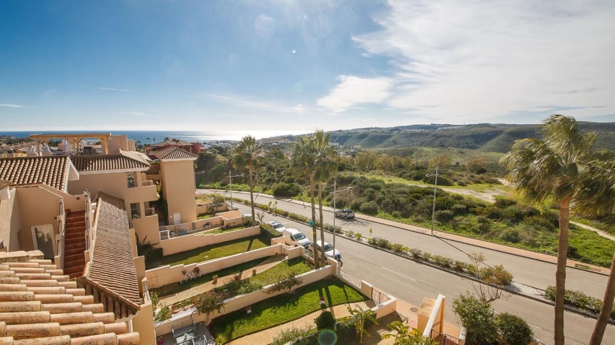 Pareado de 4 habitaciones en La Duquesa / Puerto de la Duquesa en venta con piscina garaje - 559.950 € (Ref: 9536302)