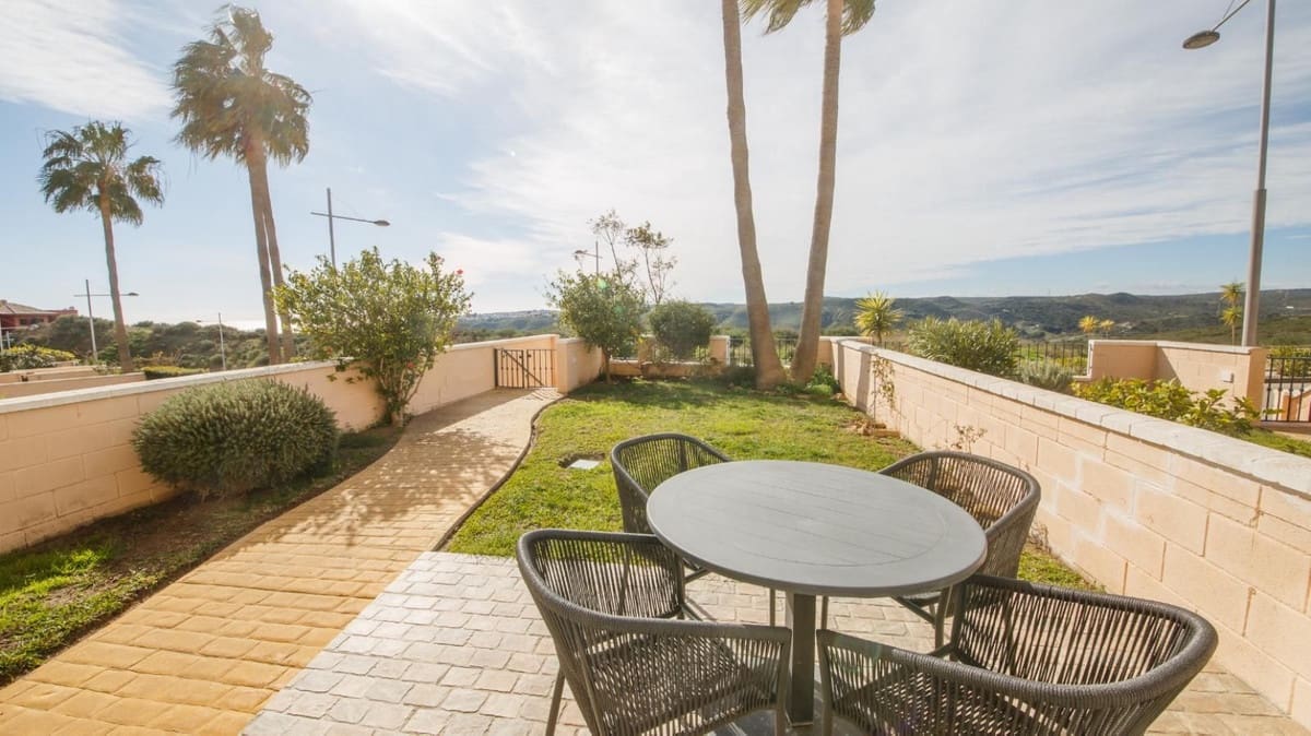 Pareado de 4 habitaciones en La Duquesa / Puerto de la Duquesa en venta con piscina garaje - 559.950 € (Ref: 9536302)