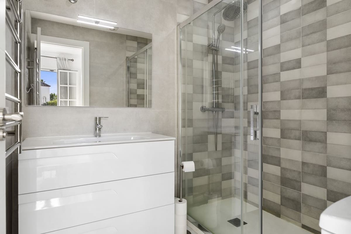 2 slaapkamer Huis te koop in Bel-Air met zwembad garage - € 485.000 (Ref: 9538990)