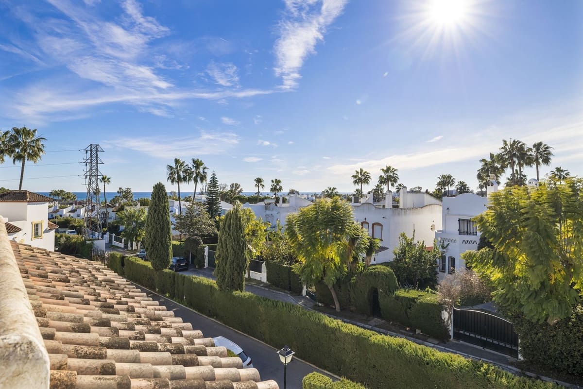 2 bedroom Townhouse for sale in Bel-Air with pool garage - € 485,000 (Ref: 9538990)