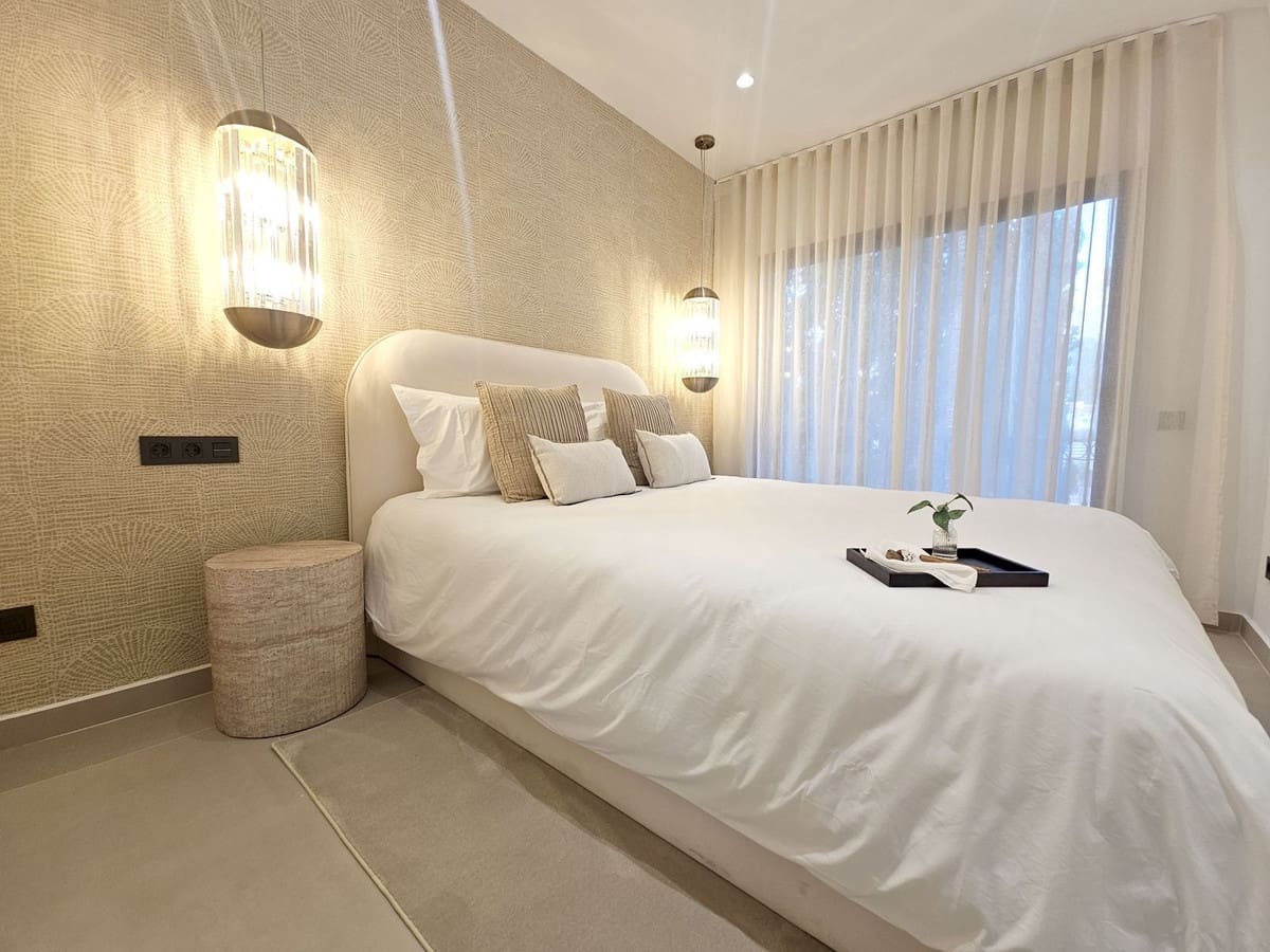 4 bedroom Semi-detached Villa for sale in Golden Mile with pool garage - € 1,995,000 (Ref: 9538991)