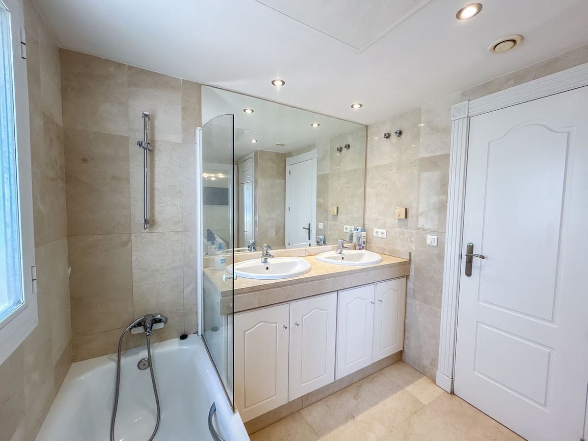 2 soverom Leilighet til salgs i Buenas Noches med svømmebasseng garasje - € 650 000 (Ref: 9541929)