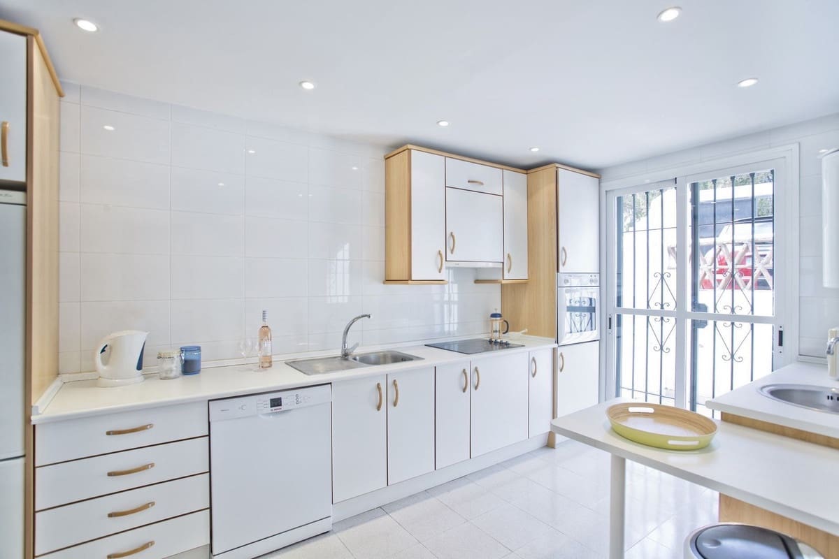 3 soveværelse Byhus til salg i Guadalmina med swimmingpool garage - € 695.000 (Ref: 9541930)