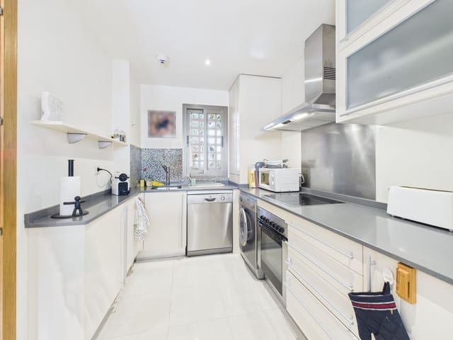 2 soveværelse Penthouse til salg i Estepona med swimmingpool garage - € 390.000 (Ref: 9541933)