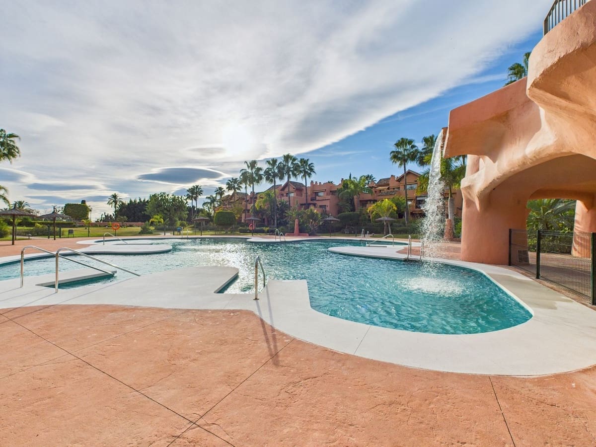 2 soveværelse Penthouse til salg i Estepona med swimmingpool garage - € 390.000 (Ref: 9541933)