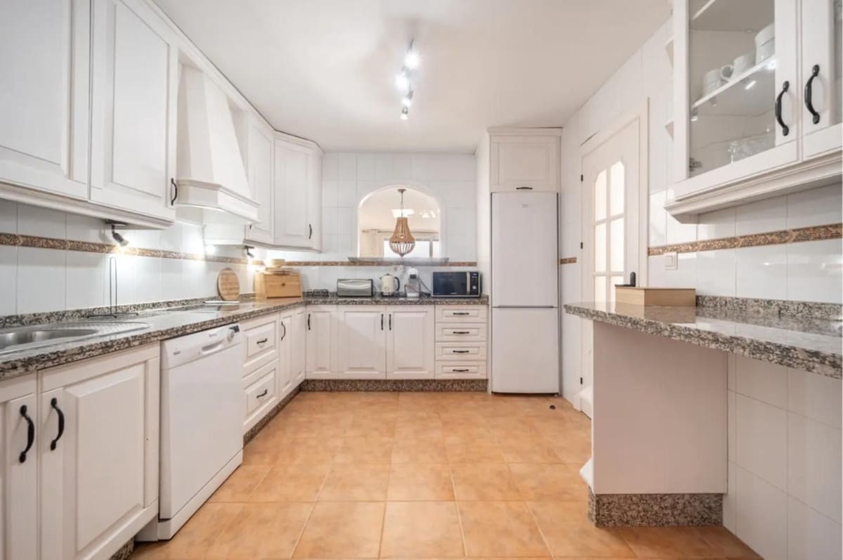 3 chambre Maison de Ville à vendre à Estepona avec piscine garage - 1 050 000 € (Ref: 9542401)