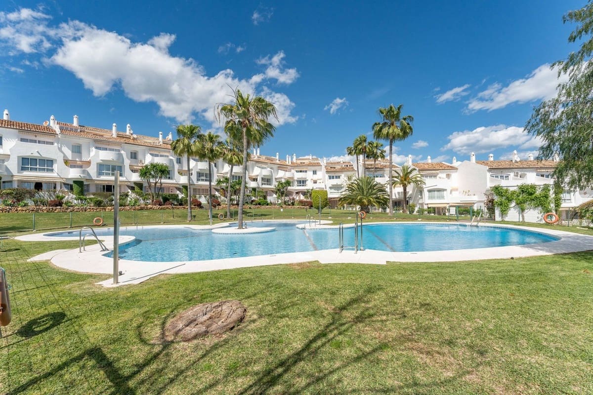 2 slaapkamer Appartement te koop in Calahonda met zwembad garage - € 389.000 (Ref: 9547183)