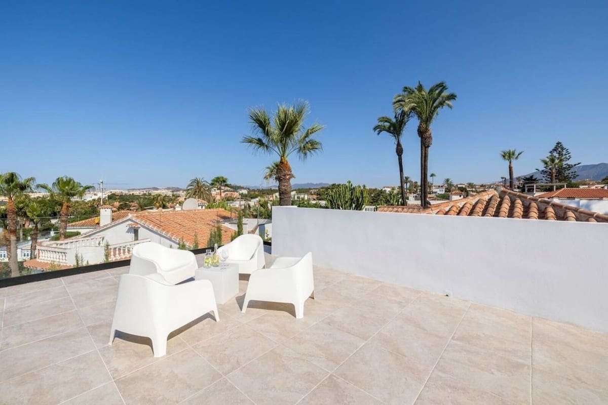 3 soveværelse Villa til salg i Mijas Costa med swimmingpool - € 720.000 (Ref: 9559049)