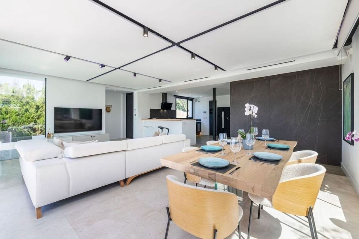 3 bedroom Villa for sale in Mijas Costa with pool - € 720,000 (Ref: 9559049)