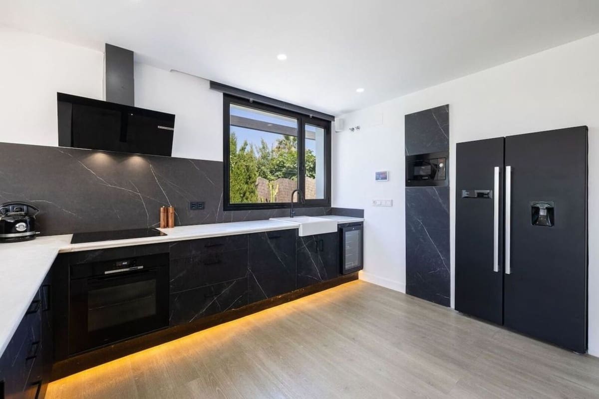 3 bedroom Villa for sale in Mijas Costa with pool - € 720,000 (Ref: 9559049)