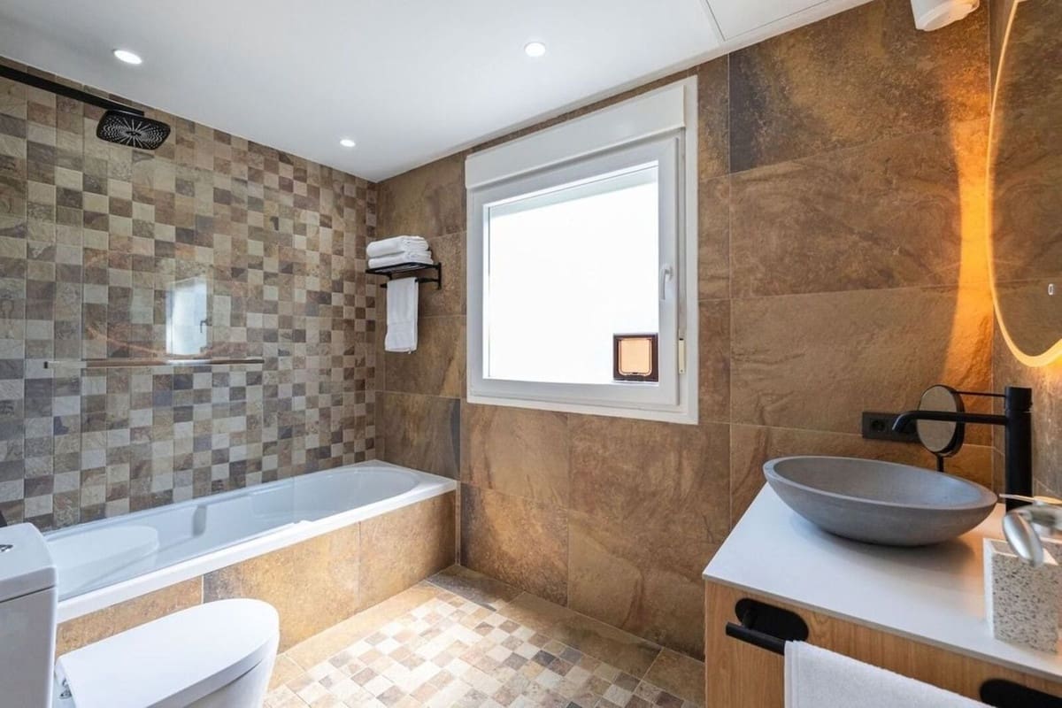 3 bedroom Villa for sale in Mijas Costa with pool - € 720,000 (Ref: 9559049)