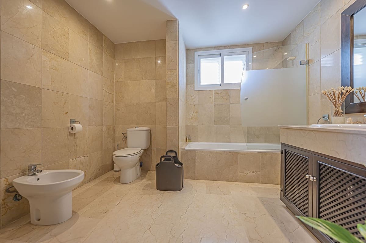 4 makuuhuone Huoneisto myytävänä paikassa New Golden Mile mukana uima-altaan 
autotalli - 885 000 € (Ref: 9559052)