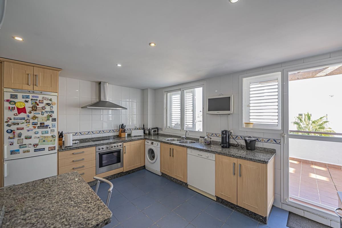 4 slaapkamer Appartement te koop in New Golden Mile met zwembad garage - € 885.000 (Ref: 9559052)