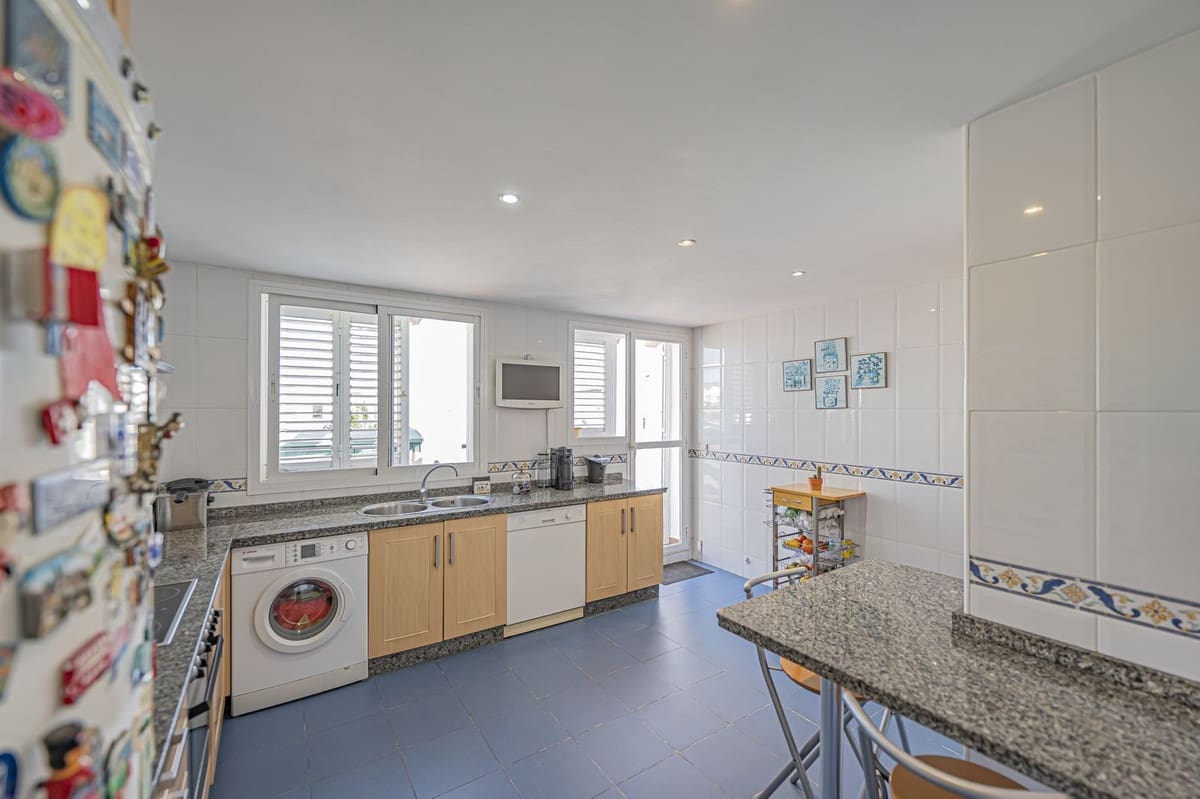 4 slaapkamer Appartement te koop in New Golden Mile met zwembad garage - € 885.000 (Ref: 9559052)