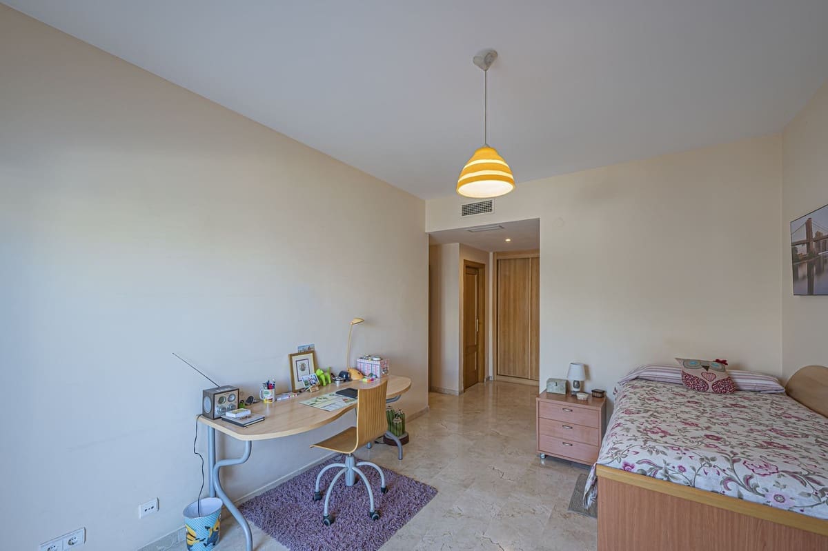 4 slaapkamer Appartement te koop in New Golden Mile met zwembad garage - € 885.000 (Ref: 9559052)