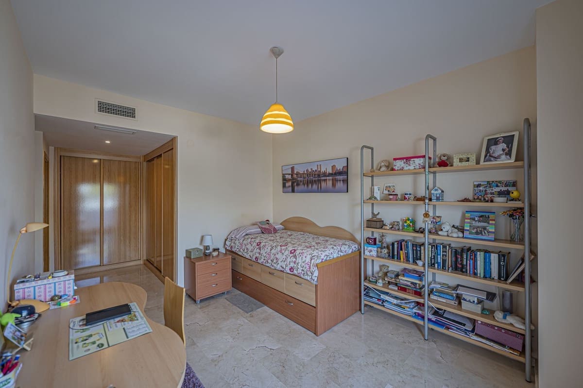 4 slaapkamer Appartement te koop in New Golden Mile met zwembad garage - € 885.000 (Ref: 9559052)