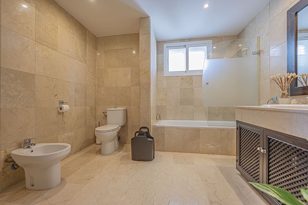 4 slaapkamer Appartement te koop in New Golden Mile met zwembad garage - € 885.000 (Ref: 9559052)