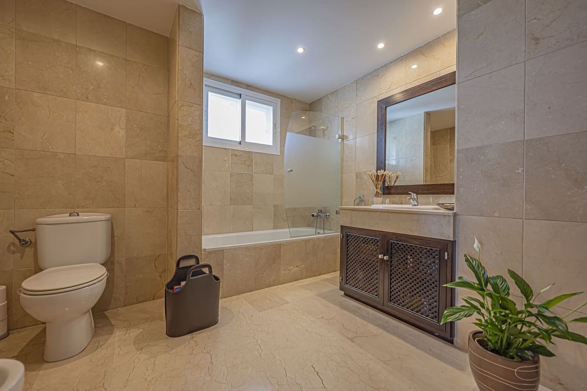 4 slaapkamer Appartement te koop in New Golden Mile met zwembad garage - € 885.000 (Ref: 9559052)