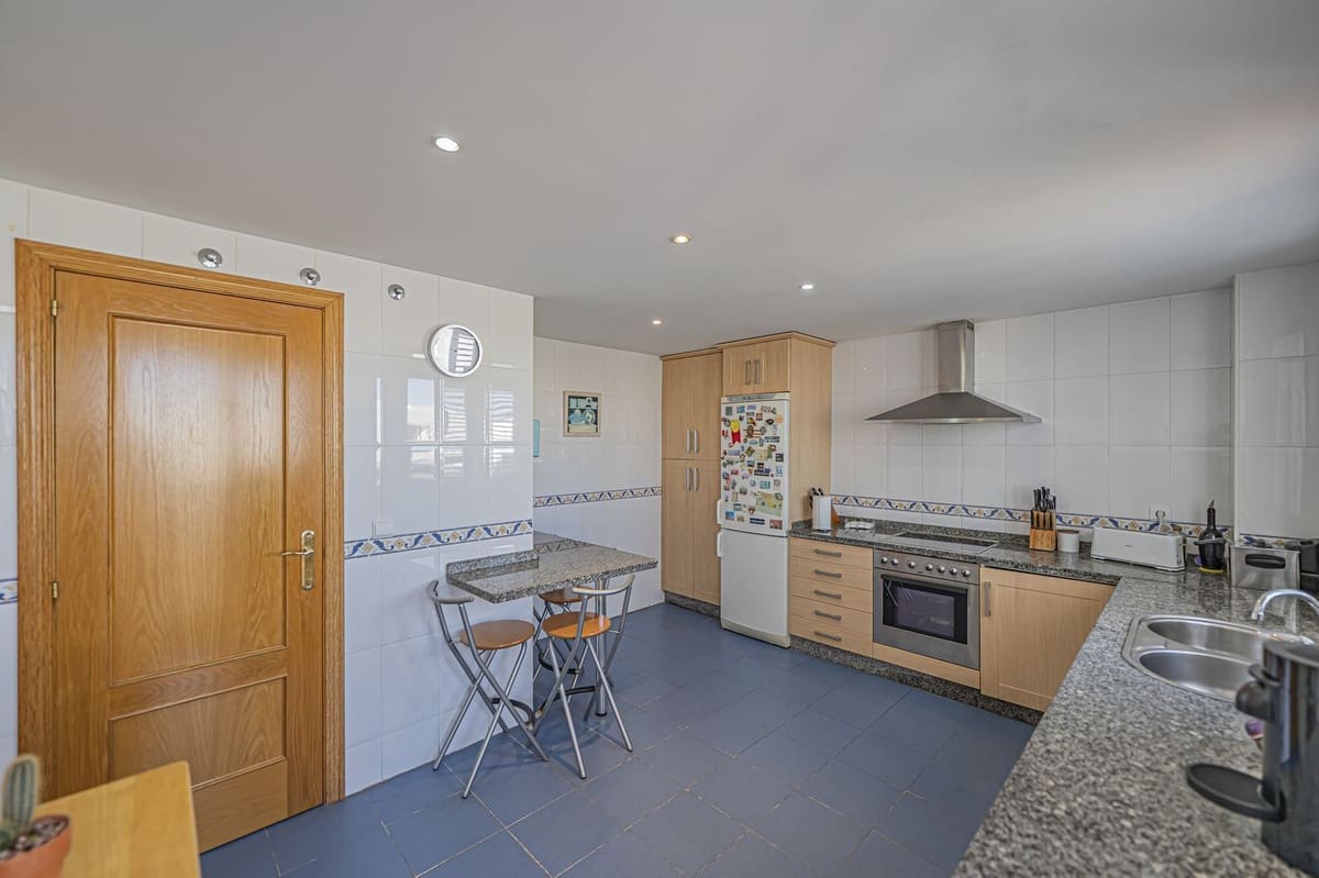 4 bedroom Apartment for sale in New Golden Mile with pool garage - € 885,000 (Ref: 9559052)