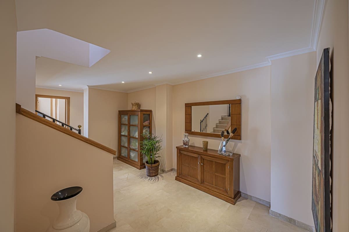 4 bedroom Apartment for sale in New Golden Mile with pool garage - € 885,000 (Ref: 9559052)