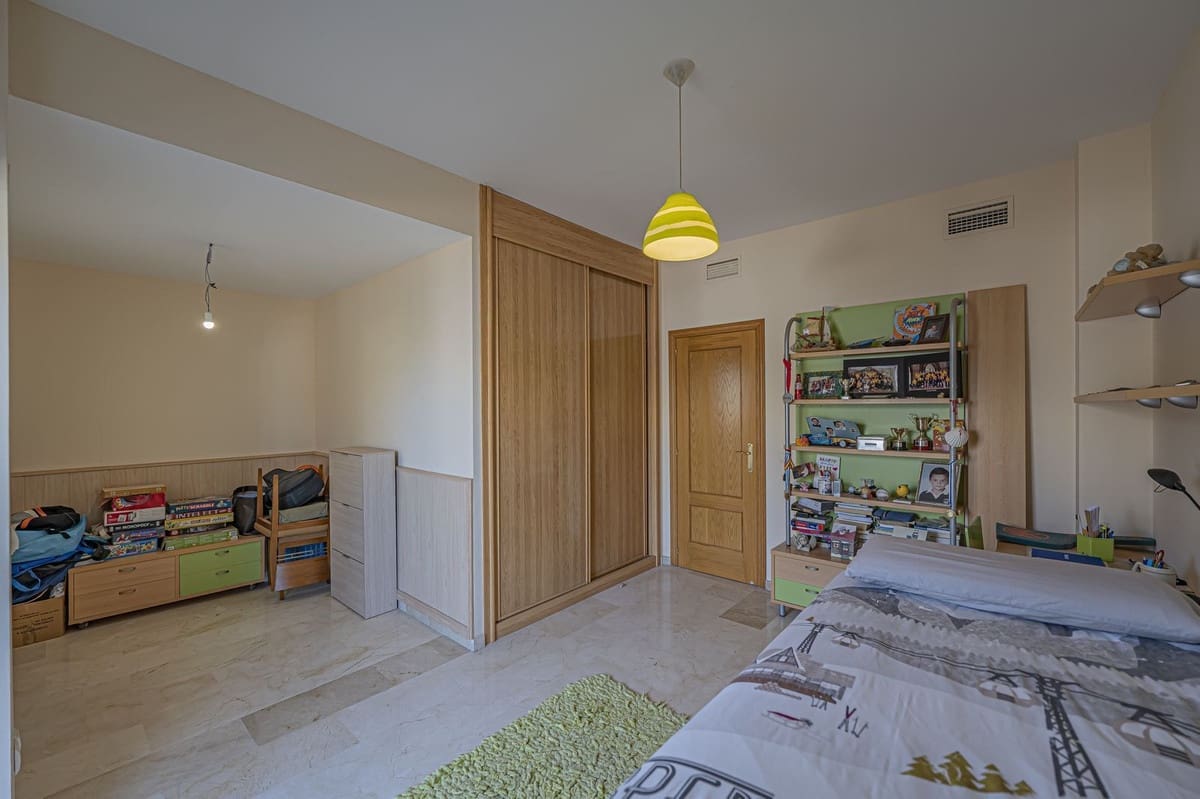 4 bedroom Apartment for sale in New Golden Mile with pool garage - € 885,000 (Ref: 9559052)