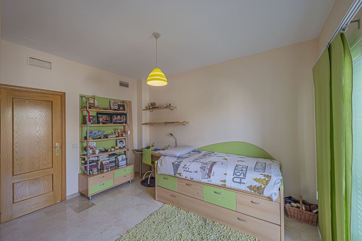 4 bedroom Apartment for sale in New Golden Mile with pool garage - € 885,000 (Ref: 9559052)