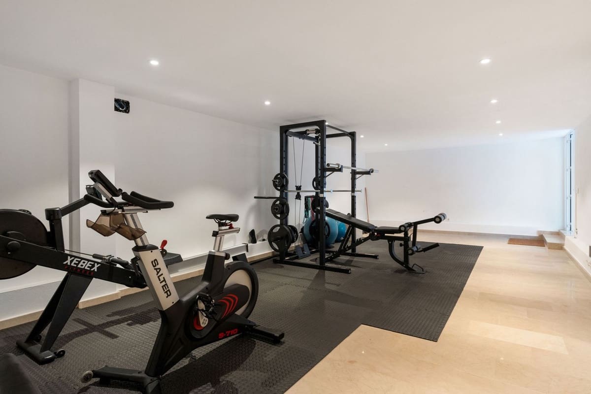 6 soveværelse Villa til salg i La Sierrezuela med swimmingpool garage - € 1.995.000 (Ref: 9564019)