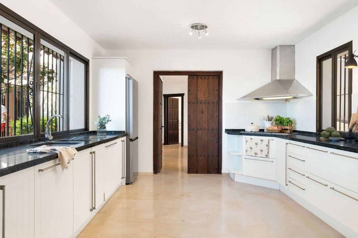 6 bedroom Villa for sale in La Sierrezuela with pool garage - € 1,995,000 (Ref: 9564019)