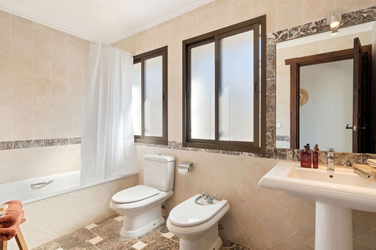 6 bedroom Villa for sale in La Sierrezuela with pool garage - € 1,995,000 (Ref: 9564019)
