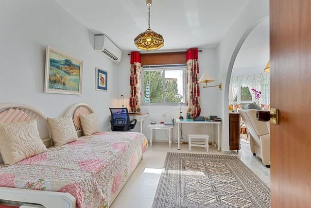 2 makuuhuone Huoneisto myytävänä paikassa Fuengirola mukana uima-altaan 
autotalli - 379 000 € (Ref: 9564021)