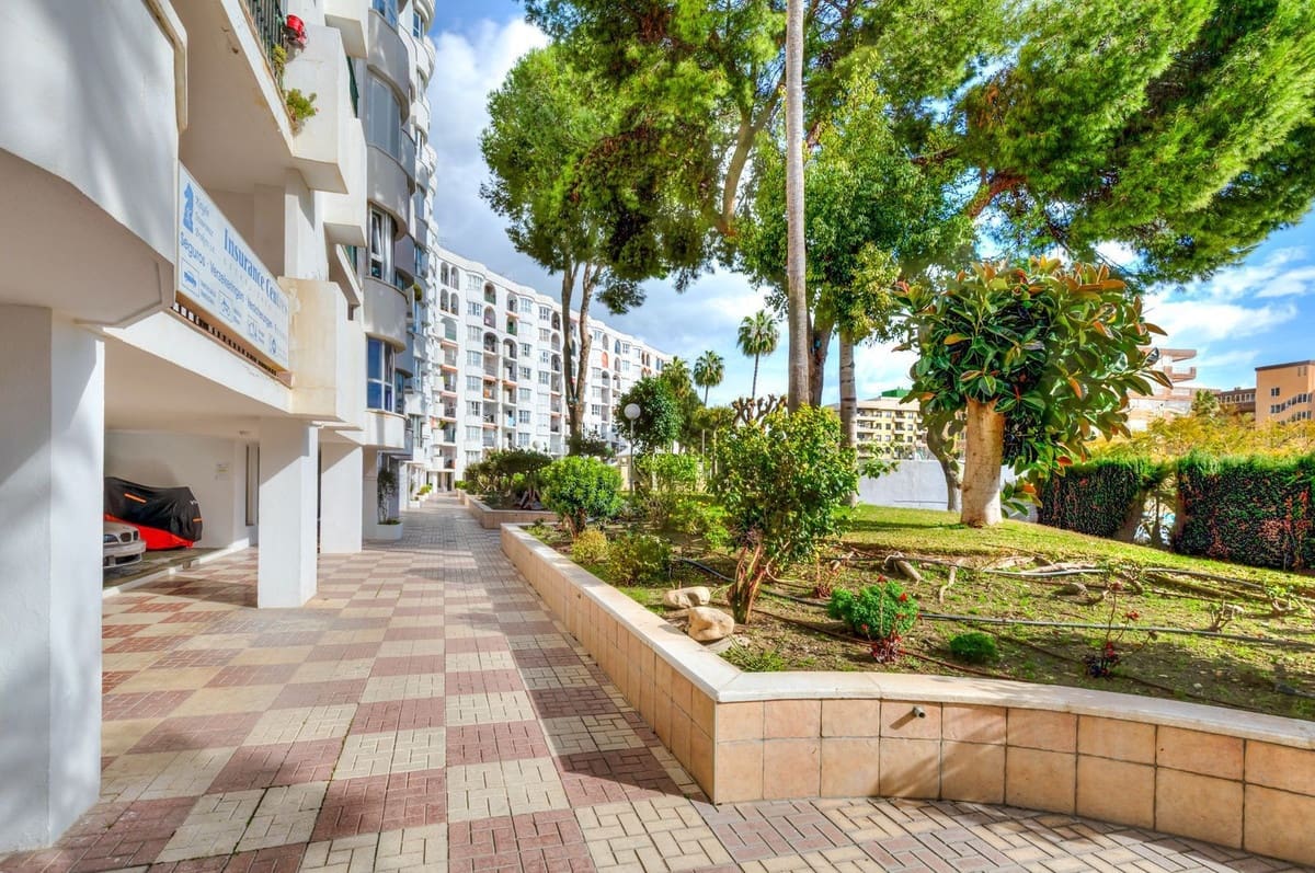 2 makuuhuone Huoneisto myytävänä paikassa Fuengirola mukana uima-altaan 
autotalli - 379 000 € (Ref: 9564021)