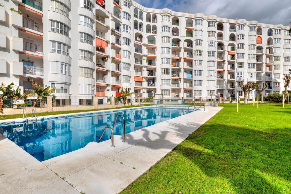 2 makuuhuone Huoneisto myytävänä paikassa Fuengirola mukana uima-altaan 
autotalli - 379 000 € (Ref: 9564021)