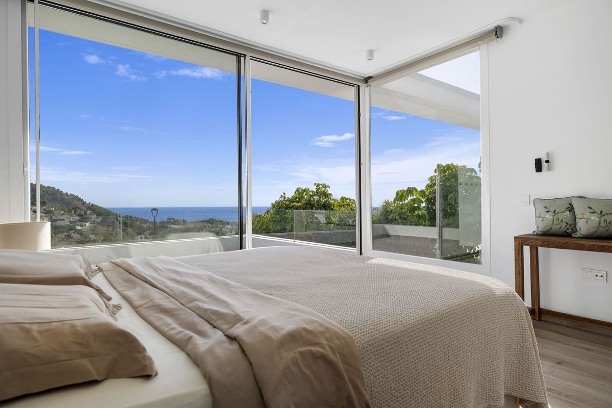 3 bedroom Villa for sale in Mijas with pool - € 1,350,000 (Ref: 9566476)