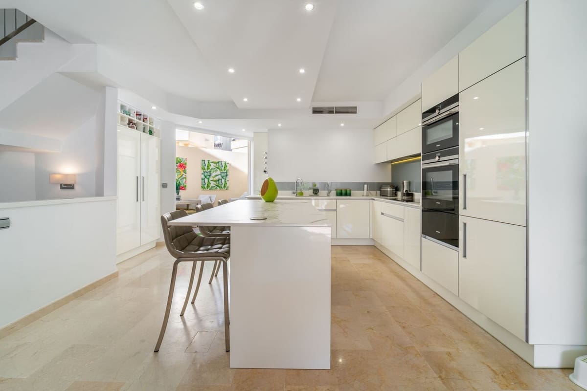 4 slaapkamer Halfvrijstaande villa te koop in Costabella met zwembad garage - € 775.000 (Ref: 9584675)