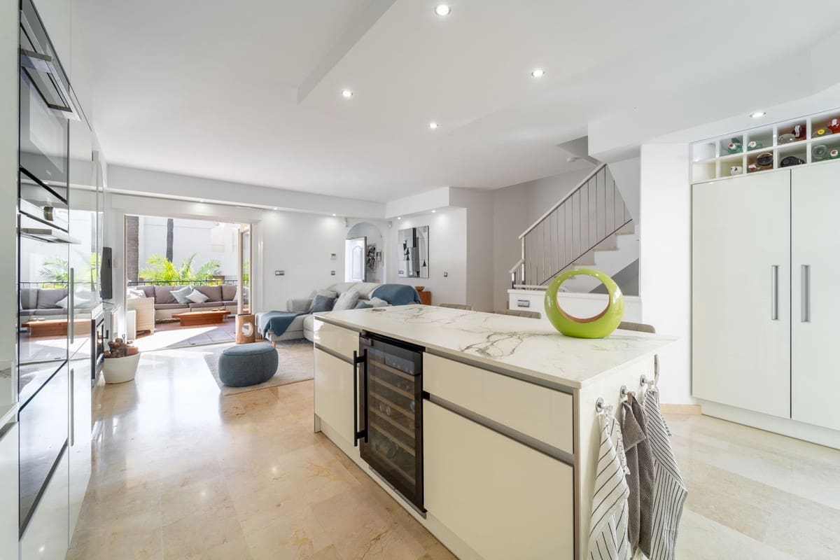 4 slaapkamer Halfvrijstaande villa te koop in Costabella met zwembad garage - € 775.000 (Ref: 9584675)