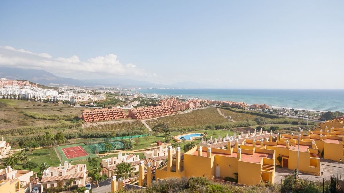 2 soveværelse Lejlighed til salg i La Duquesa / Puerto de la Duquesa med swimmingpool garage - € 269.000 (Ref: 9590391)