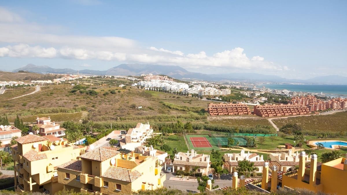 2 soveværelse Lejlighed til salg i La Duquesa / Puerto de la Duquesa med swimmingpool garage - € 269.000 (Ref: 9590391)