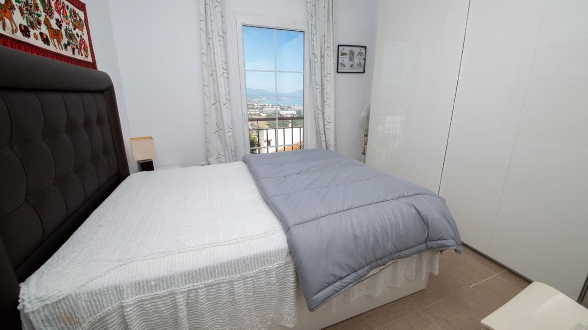 Apartamento de 2 habitaciones en La Duquesa / Puerto de la Duquesa en venta con piscina garaje - 229.950 € (Ref: 9590570)