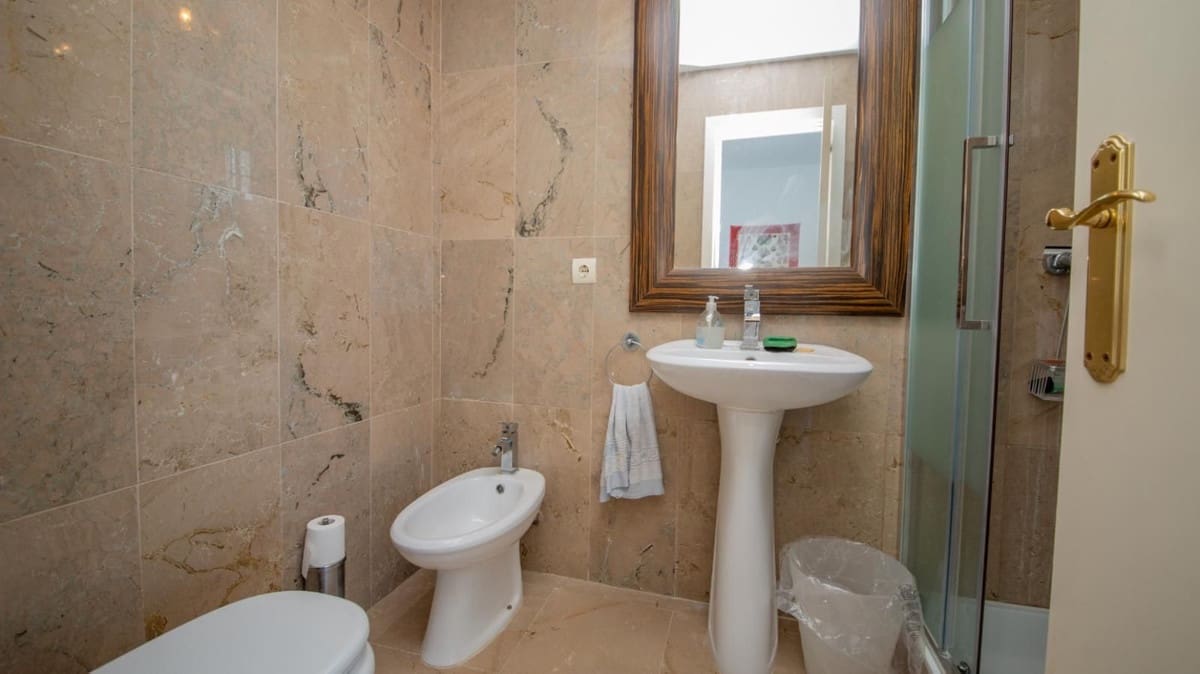 Apartamento de 2 habitaciones en La Duquesa / Puerto de la Duquesa en venta con piscina garaje - 229.950 € (Ref: 9590570)