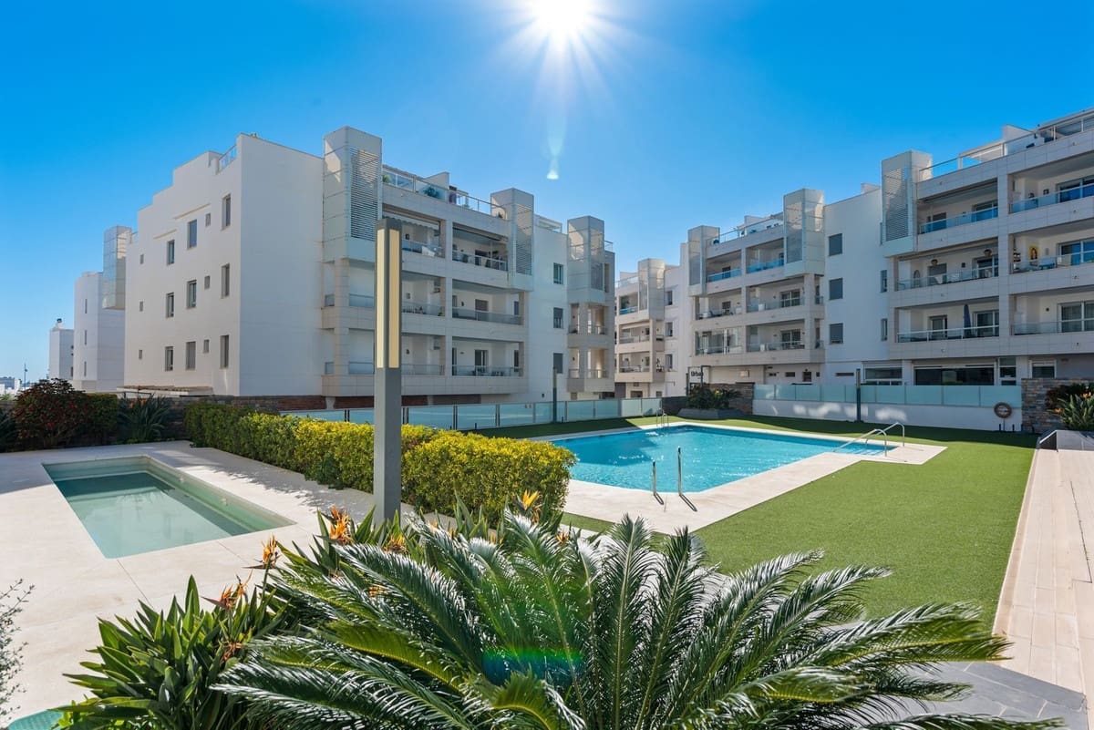 3 bedroom Apartment for sale in San Pedro de Alcantara with pool garage - € 649,000 (Ref: 9592004)