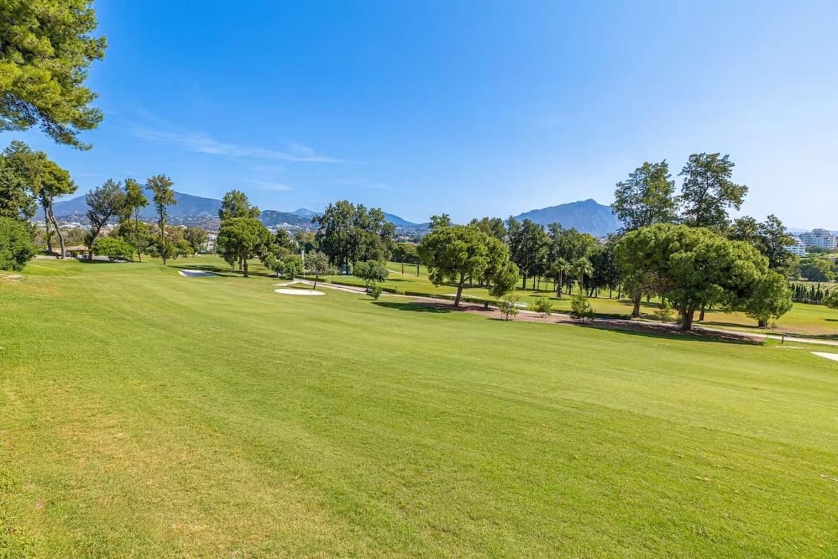 1 chambre Appartement à vendre à Nueva Andalucia avec piscine garage - 309 000 € (Ref: 9592005)