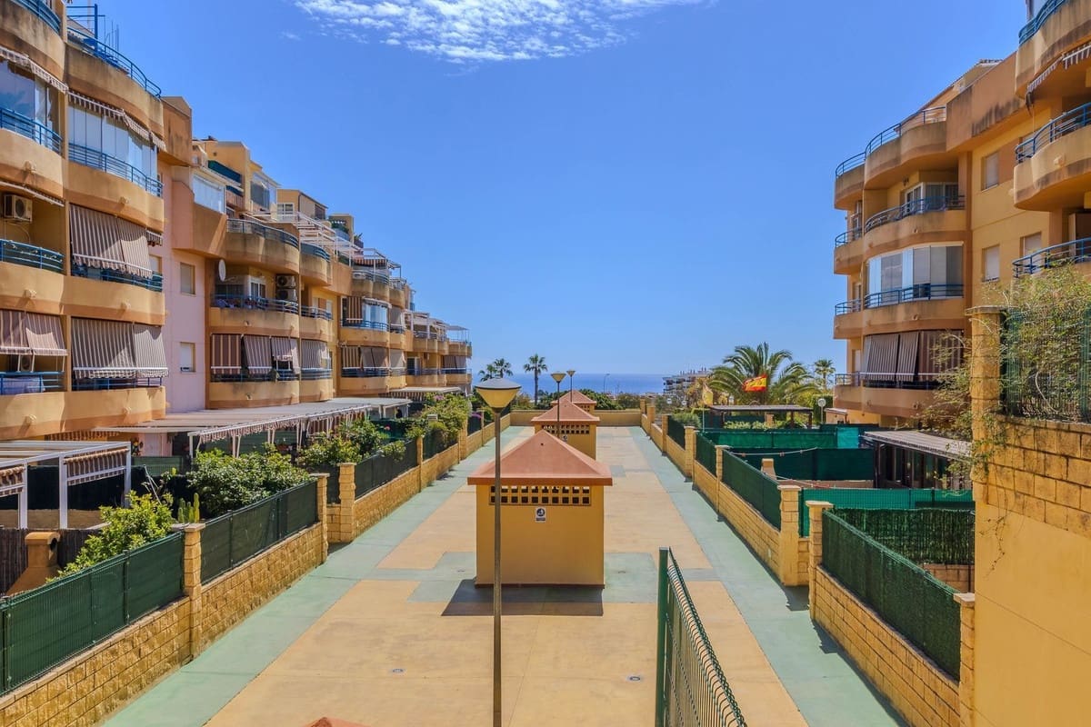Apartamento de 3 habitaciones en Torremolinos en venta con piscina garaje - 450.000 € (Ref: 9603400)