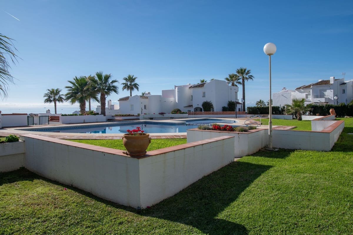 3 sypialnia Dom blizniak na sprzedaż w Mijas Costa z basenem garażem - 649 000 € (Ref: 9603656)